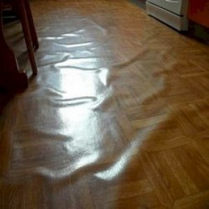 Как убрать волны у линолеума?
